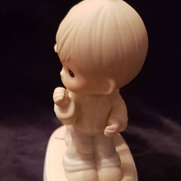 Vintage Precious Moments Sew in Love Figurine 1987 - Picture 2 of 5